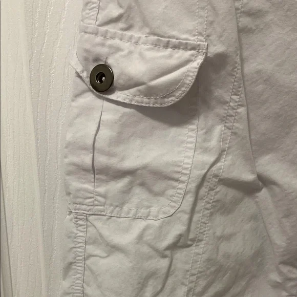 White Capris with Relaxed Fit and Utility Style - Picture 3 of 8